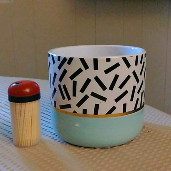 Planter - Picture 2 of 2